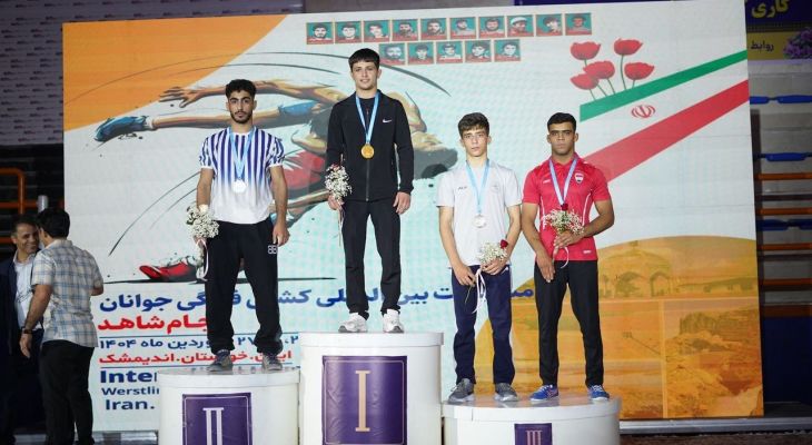 مدال برنز کشور بر گردن کشتی‌گیر چهارباغ